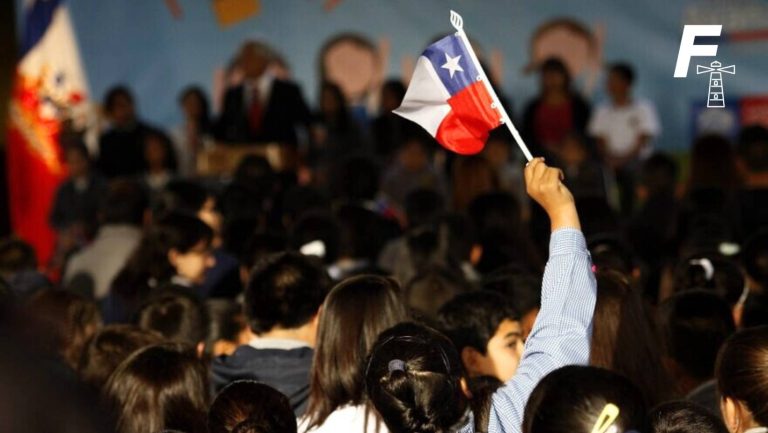 Read more about the article Despachado al Senado: Diputados aprueban proyecto que obliga a entonar el himno nacional en colegios