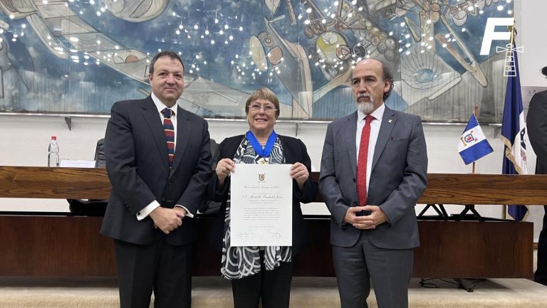 Read more about the article Expresidenta Bachelet es condecorada con el grado de Doctora Honoris Causa por la Universidad de Santiago