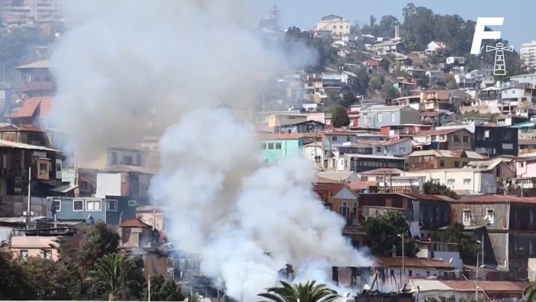 Read more about the article Incendio en Cerro Polanco de Valparaíso genera respuesta urgente de bomberos y autoridades locales 