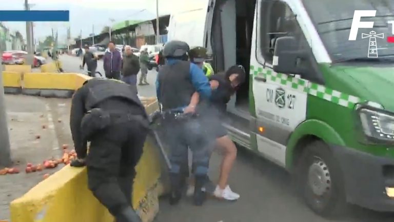 Read more about the article Mientras estaba detenida: Mujer le saca el arma a guardia y dispara en pleno operativo en Lo Valledor