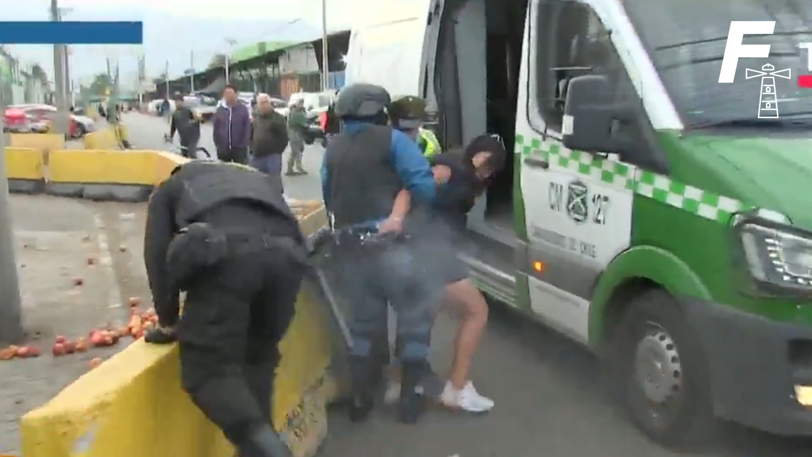 You are currently viewing Mientras estaba detenida: Mujer le saca el arma a guardia y dispara en pleno operativo en Lo Valledor