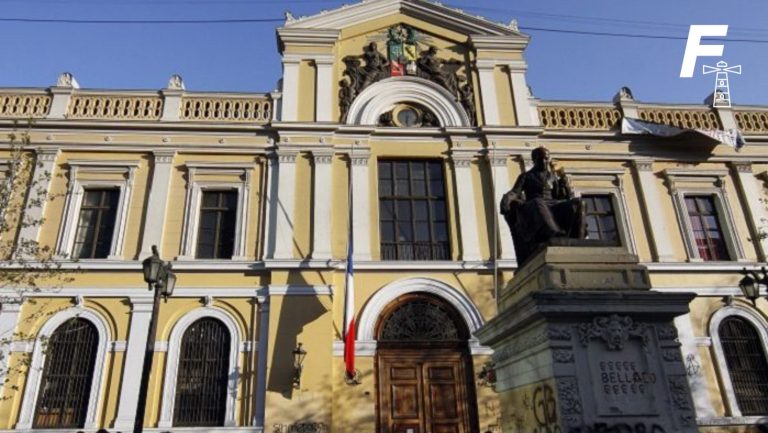 Read more about the article Fallo de la Corte Suprema: Universidad de Chile deberá otorgar título a estudiante con deuda de $40 millones 