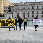 Caso Katty Hurtado: Manifestantes se encadenan frente a La Moneda y piden indulto para mujer que mató a su expareja en defensa propia 