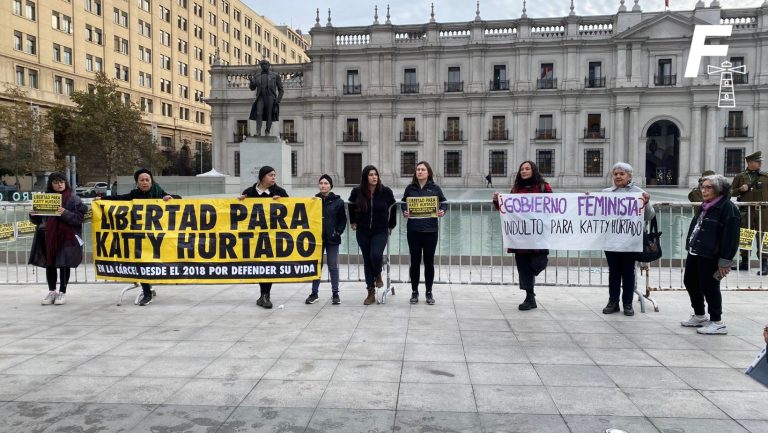 Read more about the article Caso Katty Hurtado: Manifestantes se encadenan frente a La Moneda y piden indulto para mujer que mató a su expareja en defensa propia 