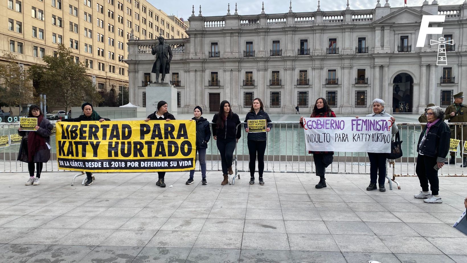 You are currently viewing Caso Katty Hurtado: Manifestantes se encadenan frente a La Moneda y piden indulto para mujer que mató a su expareja en defensa propia 