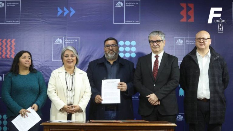 Read more about the article Firma de acuerdo entre Gobierno y CUT establece bases para incrementar el sueldo mínimo en 2025