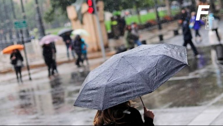 Read more about the article Frente a la inminente lluvia: revisa las comunas que suspenderán las clases este jueves en la RM