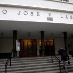 Conmoción en el Liceo Lastarria: estudiante roció con bencina a director en el día del alumno