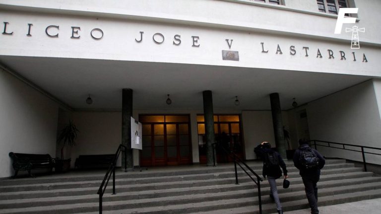 Read more about the article Conmoción en el Liceo Lastarria: estudiante roció con bencina a director en el día del alumno