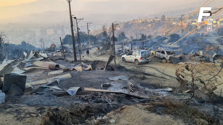 Lee más sobre el artículo Incendios en Valparaíso: Gobierno promulga fondo de emergencia de $800 mil millones para reconstrucción