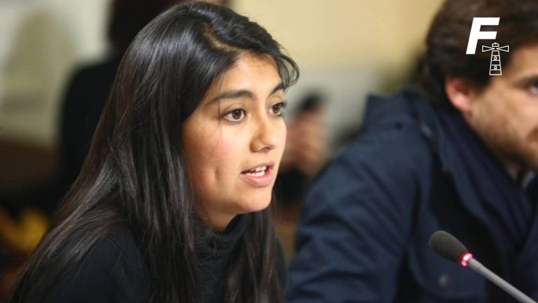 Read more about the article Diputada Camila Rojas denuncia que dos diputados republicanos impidieron que su hija de dos años entrara a la sala