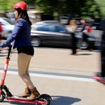 Baja fiscalización y miedo entre los peatones: la compleja relación entre los scooters eléctricos y la convivencia vial 