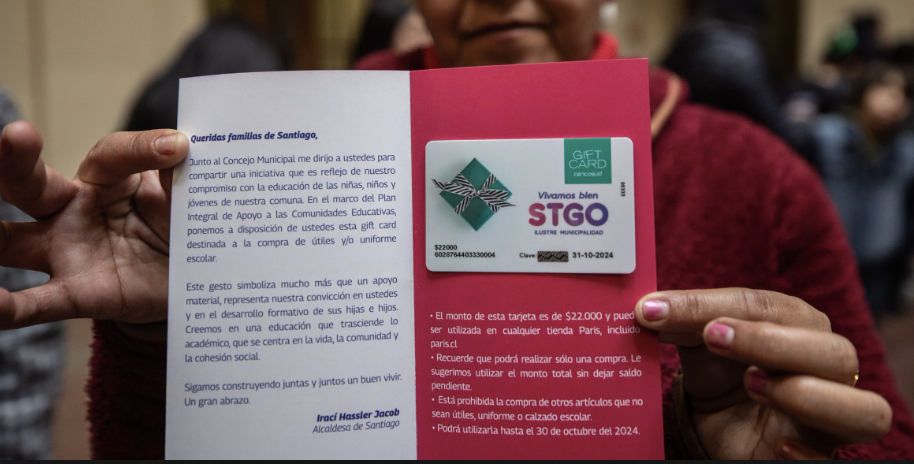 Contraloría ordena sumario en Santiago por compra de $295 millones en gift cards: se sobrepasó el monto de la licitación y se usó la imagen de la alcaldesa