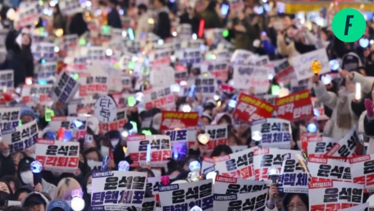 Lee más sobre el artículo Protestas contra el presidente de Corea del Sur se llenan de bastones de luz de bandas de k-pop