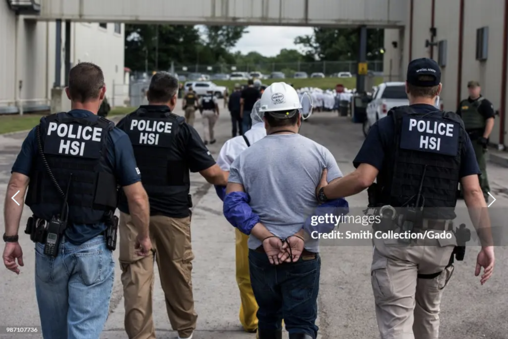 Imagen sin edición que muestra la polera con texto de "Latinos por Trump"